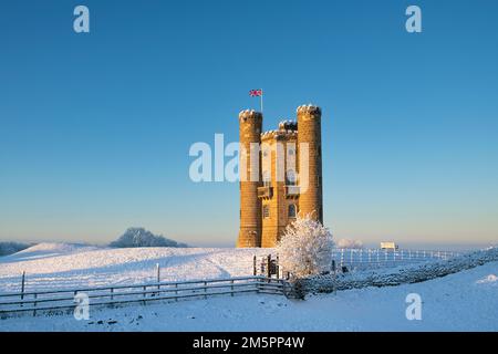 Broadway Tower au lever du soleil dans la neige le long de cotswold Way. Broadway, Cotswolds, Worcestershire, Angleterre Banque D'Images