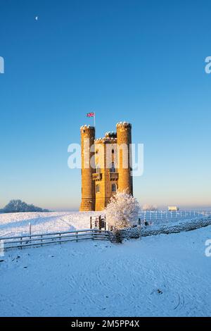 Broadway Tower au lever du soleil dans la neige le long de cotswold Way. Broadway, Cotswolds, Worcestershire, Angleterre Banque D'Images