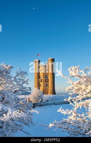 Broadway Tower au lever du soleil dans la neige le long de cotswold Way. Broadway, Cotswolds, Worcestershire, Angleterre Banque D'Images