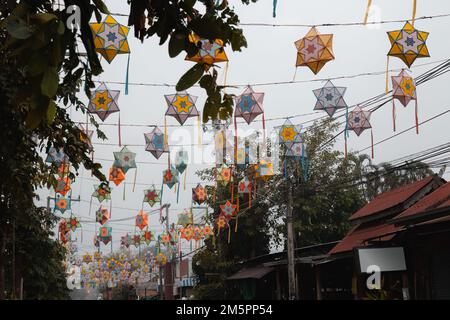 Lanternes en papier colorées au-dessus de la rue à Pai, en Thaïlande Banque D'Images