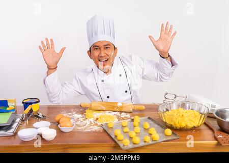 Un chef de sexe masculin excités avec une fronde sur son visage Banque D'Images