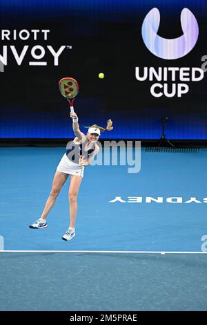 30th décembre 2022 ; Ken Rosewall Arena, Sydney, Nouvelle-Galles du Sud, Australie : United Cup tennis, jour 2, Australie contre Grande-Bretagne ; Harriet Dart de Grande-Bretagne sert à Maddison Inglis d'Australie Banque D'Images