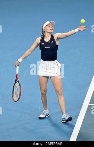 30th décembre 2022 ; Ken Rosewall Arena, Sydney, Nouvelle-Galles du Sud, Australie : United Cup tennis, jour 2, Australie contre Grande-Bretagne ; Harriet Dart de Grande-Bretagne se prépare à servir à Maddison Inglis d'Australie Banque D'Images