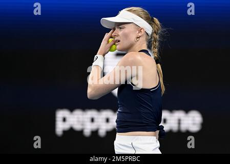 30th décembre 2022 ; Ken Rosewall Arena, Sydney, Nouvelle-Galles du Sud, Australie : United Cup tennis, jour 2, Australie contre Grande-Bretagne ; Harriet Dart de Grande-Bretagne attend de servir à Maddison Inglis d'Australie Banque D'Images