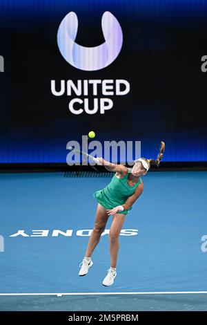 30th décembre 2022 ; Ken Rosewall Arena, Sydney, Nouvelle-Galles du Sud, Australie : United Cup tennis, jour 2, Australie contre Grande-Bretagne ; Maddison Inglis d'Australie sert à Harriet Dart de Grande-Bretagne Banque D'Images