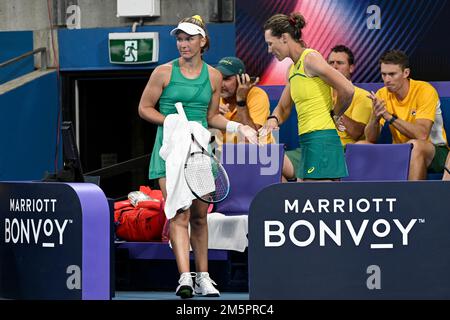 30th décembre 2022 ; Ken Rosewall Arena, Sydney, Nouvelle-Galles du Sud, Australie : United Cup tennis, jour 2, Australie contre Grande-Bretagne ; Sam Stosur, co-capitaine australien, encourage Maddison Inglis d'Australie Banque D'Images