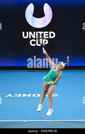 30th décembre 2022 ; Ken Rosewall Arena, Sydney, Nouvelle-Galles du Sud, Australie : United Cup tennis, jour 2, Australie contre Grande-Bretagne ; Maddison Inglis d'Australie sert à Harriet Dart de Grande-Bretagne Banque D'Images