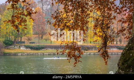 Parco del Valentino sur les rives du po dans la ville de Turin, Piémont, nord de l'Italie - Europe - paysage automnal Banque D'Images