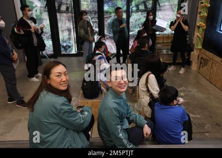 Emily Shek Pui-yuk (à gauche), directrice adjointe du Groupe Chinachem, et Charles Chui Pak-Hung, directeur principal des communications d'entreprise du Groupe Chinachem, se joignent à une visite guidée du marché central par le CVMO et à l'exposition de HH Date avec Hing Chun YeukhHpour les enfants et les parents malentendants. La charité de l'opération Santa Claus (OSC) organise la visite du marché central et l'exposition pour les enfants et les parents malentendants. 11DEC22 SCMP / Xiaomei Chen Banque D'Images