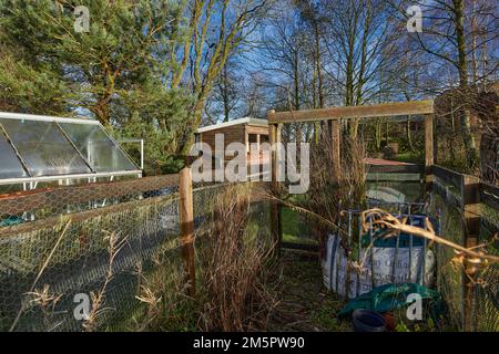 En fin d'après-midi et le soleil de Noël ramasse le petit jardin de cuisine du Yorkshire du Nord à 900ft. Banque D'Images