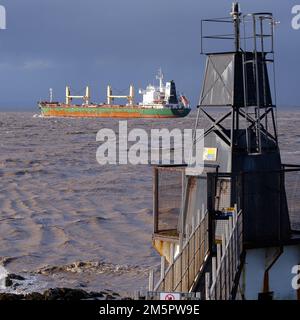 Seawhen, un transporteur de vrac enregistré dans les Îles Marshall.Left Avonmouth, en route vers Nemrut, Turquie. Vu ici en passant Battery point Portisead Banque D'Images