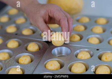 La fabrication et la cuisson de petits pains au fromage brésilien traditionnel à la maison est un en-cas brésilien traditionnel Banque D'Images