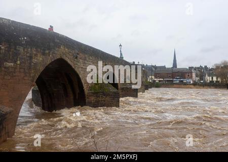 Une rivière débordante Nith à Whitesands, Dumfries. Un avertissement météorologique ambre de fortes pluies a été émis pour une partie de l'Écosse, alors que le met Office a déclaré que le cyclone mortel qui a provoqué une chute de température aux États-Unis provoque maintenant des conditions météorologiques humides et venteuses au Royaume-Uni. Date de la photo: Vendredi 30 décembre 2022. Banque D'Images