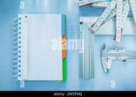 Règle carrée pied à coulisse pour bloc-notes mètre-crayon. Banque D'Images