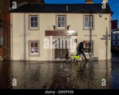 Routes inondées à Whitesands, Dumfries. Un avertissement météorologique ambre de fortes pluies a été émis pour une partie de l'Écosse, alors que le met Office a déclaré que le cyclone mortel qui a provoqué une chute de température aux États-Unis provoque maintenant des conditions météorologiques humides et venteuses au Royaume-Uni. Date de la photo: Vendredi 30 décembre 2022. Banque D'Images