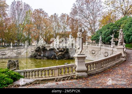 La monumentale Fontaine de douze mois, entourée d'arbres dans l'autunno du Parc du Valentino sur les rives du po, Turin, Piémont - Italie Banque D'Images