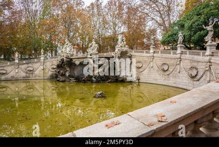 La monumentale Fontaine de douze mois, entourée d'arbres dans l'autunno du Parc du Valentino sur les rives du po, Turin, Piémont - Italie Banque D'Images