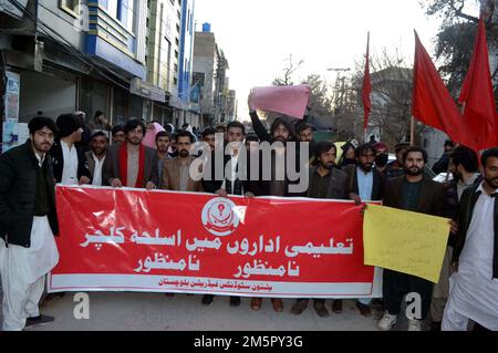 Des membres de la Fédération des étudiants de Pashtoun (FSP) Baloutchistan tiennent une manifestation contre les armes dans les établissements d'enseignement, au club de presse de Quetta, vendredi, à 30 décembre 2022. Banque D'Images