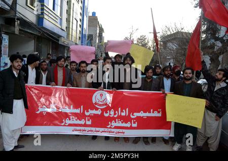 Des membres de la Fédération des étudiants de Pashtoun (FSP) Baloutchistan tiennent une manifestation contre les armes dans les établissements d'enseignement, au club de presse de Quetta, vendredi, à 30 décembre 2022. Banque D'Images