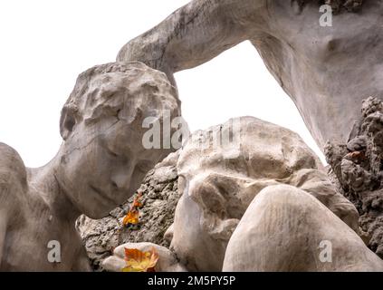 La monumentale Fontaine de douze mois, entourée d'arbres dans l'autunno du Parc du Valentino sur les rives du po, Turin, Piémont - Italie Banque D'Images