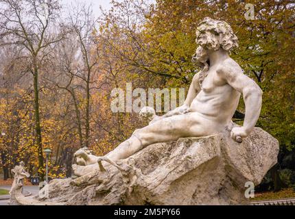 La monumentale Fontaine de douze mois, entourée d'arbres dans l'autunno du Parc du Valentino sur les rives du po, Turin, Piémont - Italie Banque D'Images