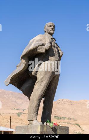 Khorog, Gorno-Badakshan, Tadjikistan - 08 23 2019 : statue Lénine de l'époque soviétique ancienne à la périphérie de la ville avec fond de montagne et ciel bleu Banque D'Images