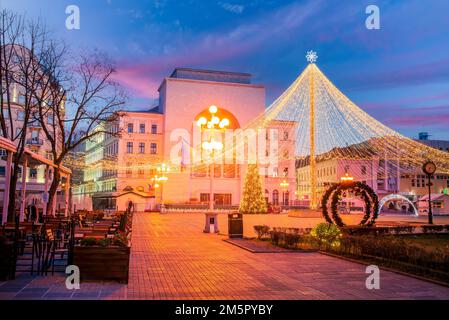 Timisoara, Roumanie.Vue sur un marché de Noël sur la place de la victoire.Scène de nuit, décorations de Noël. Banque D'Images