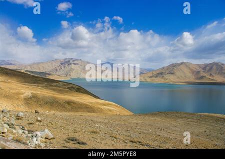 Vue panoramique sur le paysage du lac bleu vif de Yashilkul près de Bulunkul dans les montagnes de haute altitude de Pamir Gorno-Badakshan, Tadjikistan Banque D'Images