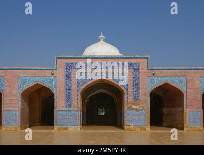 Vue sur la cour de l'ancienne mosquée Shah Jahan à Thatta, Sindh, Pakistan Banque D'Images