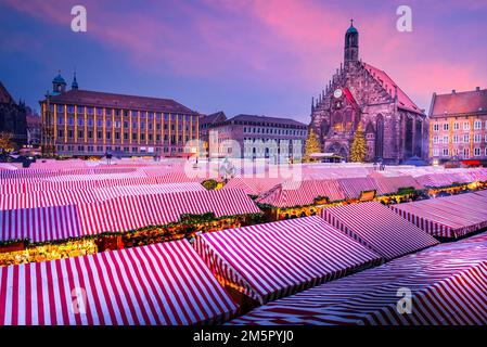 Nuremberg, Allemagne. Christkindlesmarkt un des plus anciens marchés de Noël, célèbre fond touristique de Bavière. Banque D'Images