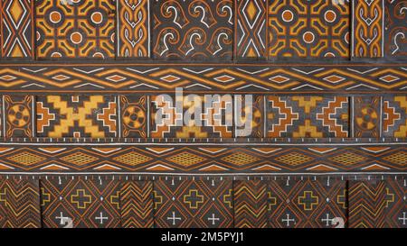 Vue en gros plan sur le design ethnique traditionnel et coloré de la Toraja peint sur la tombe à Kampong Tawalian, Mamasa, Sulawesi Ouest, Indonésie Banque D'Images