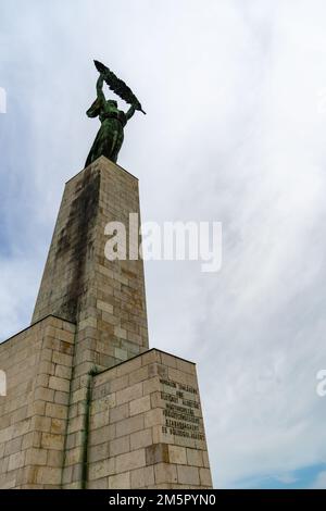 La statue historique de la liberté sur la colline de Gellert devant un ciel nuageux à Budapest, Hongrie Banque D'Images