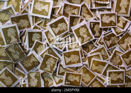 Utilisé des timbres-poste à frais au Royaume-Uni pour être collecté pour une contribution à une œuvre caritative. Une sélection colorée de timbres postaux du Royal Mail britannique en gros plan. Royaume-Uni. Timbres bruns de première classe (1st ) Banque D'Images