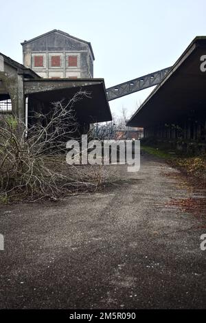 Porche à l'extérieur d'un entrepôt abandonné par une journée nuageux Banque D'Images