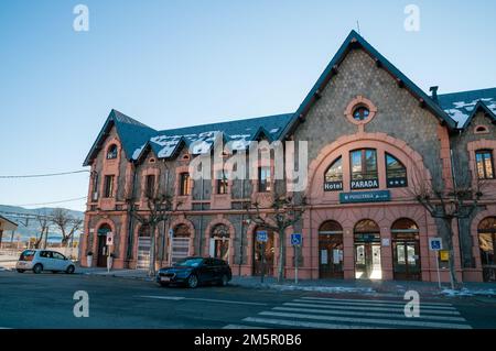 Gare, c'est une grande structure avec deux hauteurs et un grenier, le premier étage étant réservé à un hôtel., Puigcerdà, Catalogne, Espagne Banque D'Images