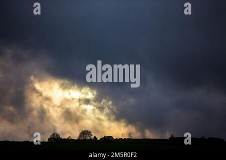 West Yorkshire, Royaume-Uni. 30th décembre 2022. Météo Royaume-Uni. Le ciel orageux domine la ligne d'horizon près du West Yorkshire d'Halifax, tandis que le temps humide orageux, combiné à des vents violents, balaie le Royaume-Uni. Crédit : Windmill Images/Alamy Live News Banque D'Images