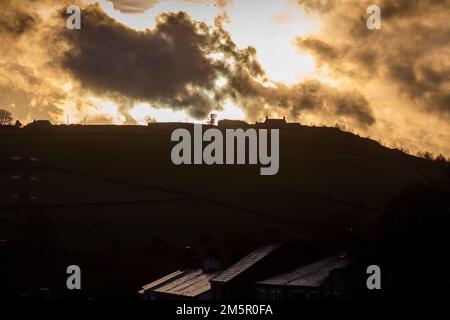 West Yorkshire, Royaume-Uni. 30th décembre 2022. Météo Royaume-Uni. Le ciel orageux domine la ligne d'horizon près du West Yorkshire d'Halifax, tandis que le temps humide orageux, combiné à des vents violents, balaie le Royaume-Uni. Crédit : Windmill Images/Alamy Live News Banque D'Images