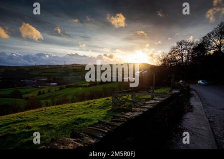 West Yorkshire, Royaume-Uni. 30th décembre 2022. Météo Royaume-Uni. Le ciel orageux domine la ligne d'horizon près du West Yorkshire d'Halifax, tandis que le temps humide orageux, combiné à des vents violents, balaie le Royaume-Uni. Crédit : Windmill Images/Alamy Live News Banque D'Images