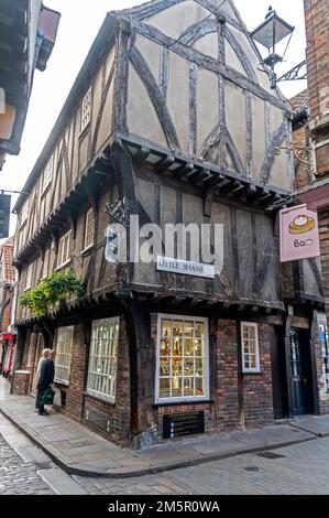 Petits shampoings au coin des shampoings dans la ville historique de York, dans le Yorkshire, en Grande-Bretagne. Les shambles, (officiellement juste 'Shambles') sont originaires Banque D'Images