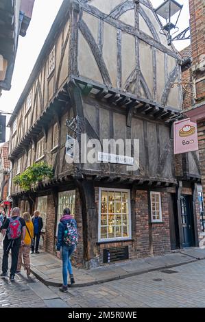 Petits shampoings au coin des shampoings dans la ville historique de York, dans le Yorkshire, en Grande-Bretagne. Les shambles, (officiellement juste 'Shambles') sont originaires Banque D'Images