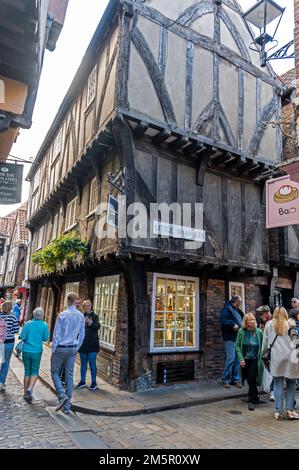 Petits shampoings au coin des shampoings dans la ville historique de York, dans le Yorkshire, en Grande-Bretagne. Les shambles, (officiellement juste 'Shambles') sont originaires Banque D'Images