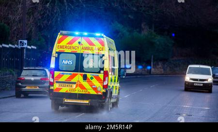 West Yorkshire, Royaume-Uni. 30th décembre 2022. Une ambulance d'urgence à Halifax, dans le West Yorkshire, assiste à un appel avec les phares et les feux d'urgence allumés. Des milliers d'ambulanciers dans tout le pays sont sur le point de sortir dans un conflit sur la rémunération en janvier, après que les syndicats ont annoncé une action de grève avec les ambulanciers paramédicaux et 999 préposés à la gestion des appels. Une grève prévue pour décembre 28 par les ambulanciers du syndicat GMB a été retardée jusqu'à 11 janvier, où les membres du syndicat Unison feront également grève. Crédit : Windmill Images/Alamy Live News Banque D'Images