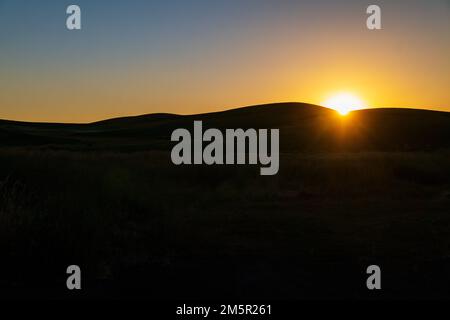 Magnifique coucher de soleil sur des champs de ferme vallonnés ; région de Palouse ; État de Washington ; États-Unis Banque D'Images