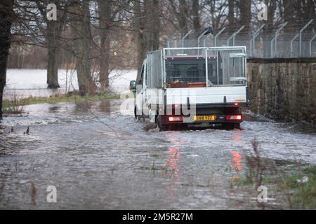 Édimbourg, Royaume-Uni. 30th décembre 2022. Météo au Royaume-Uni, forte pluie à Édimbourg. Un camion tente d'obtenir la route inondée à Cameron Toll. Crédit photo : Pako Mera/Alay Live News Banque D'Images