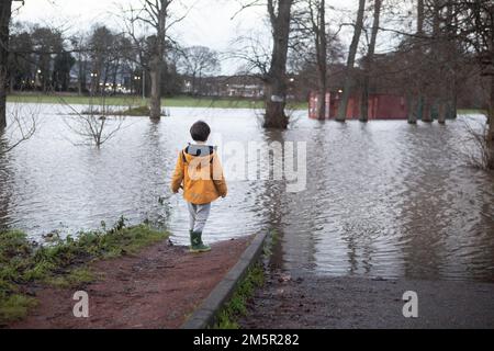 Édimbourg, Royaume-Uni. 30th décembre 2022. Météo au Royaume-Uni, forte pluie à Édimbourg. Matias regardant le terrain de rugby inondé de Cameron Toll. Crédit photo : Pako Mera/Alay Live News Banque D'Images