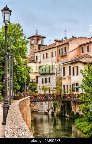 Charmante vue de maisons colorées le long du canal Piovego à Padoue, Italie, pont historique et paysage urbain paisible. Banque D'Images