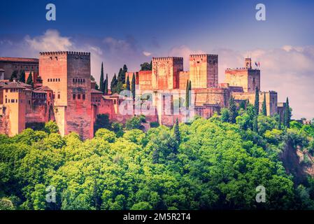 Grenade, Espagne. Amous ancienne forteresse arabe Alhambra dans la belle lumière du soleil, site de voyage européen Banque D'Images