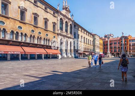 VICENZA, ITALIE - AOÛT 12,2009 : la Piazza dei Signori est la place principale du centre historique de Vicenza. À l'origine un forum romain et place de marché Banque D'Images