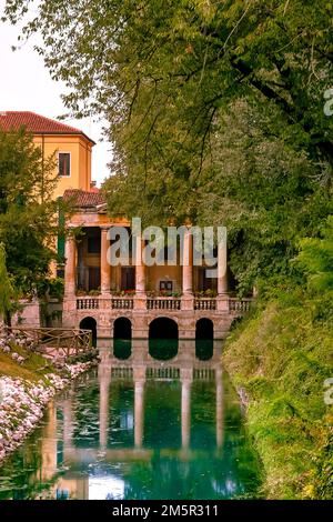 VICENZA, ITALIE - AOÛT 12,2009 : Giardini Salvi - Loggia Valmarana. A l'intérieur des jardins de Salvi, inauguré en 1592 par Leonardo Valmarana, la loggia W Banque D'Images