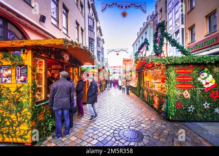 Dresde, Allemagne - décembre 2016 : foire traditionnelle d'hiver à la Frauenkirche sur Münzgasse, un des marchés de Noël de Dresde, belle ville historique Banque D'Images